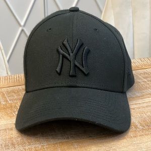 COPY - New York Yankees New Era Primary Logo Black on Black Yankees hat.